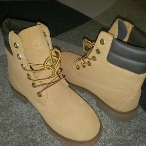 "Timberland"Brand new with no tag.. boot!